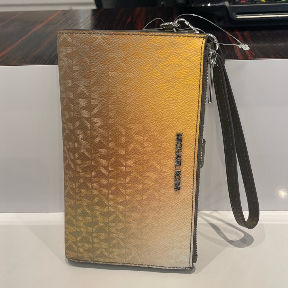 MICHAEL KORS Jet Set Lg Ombré Signature Logo Wristlet Phone Holder
Olive Com
NWT - Picture 9 of 16